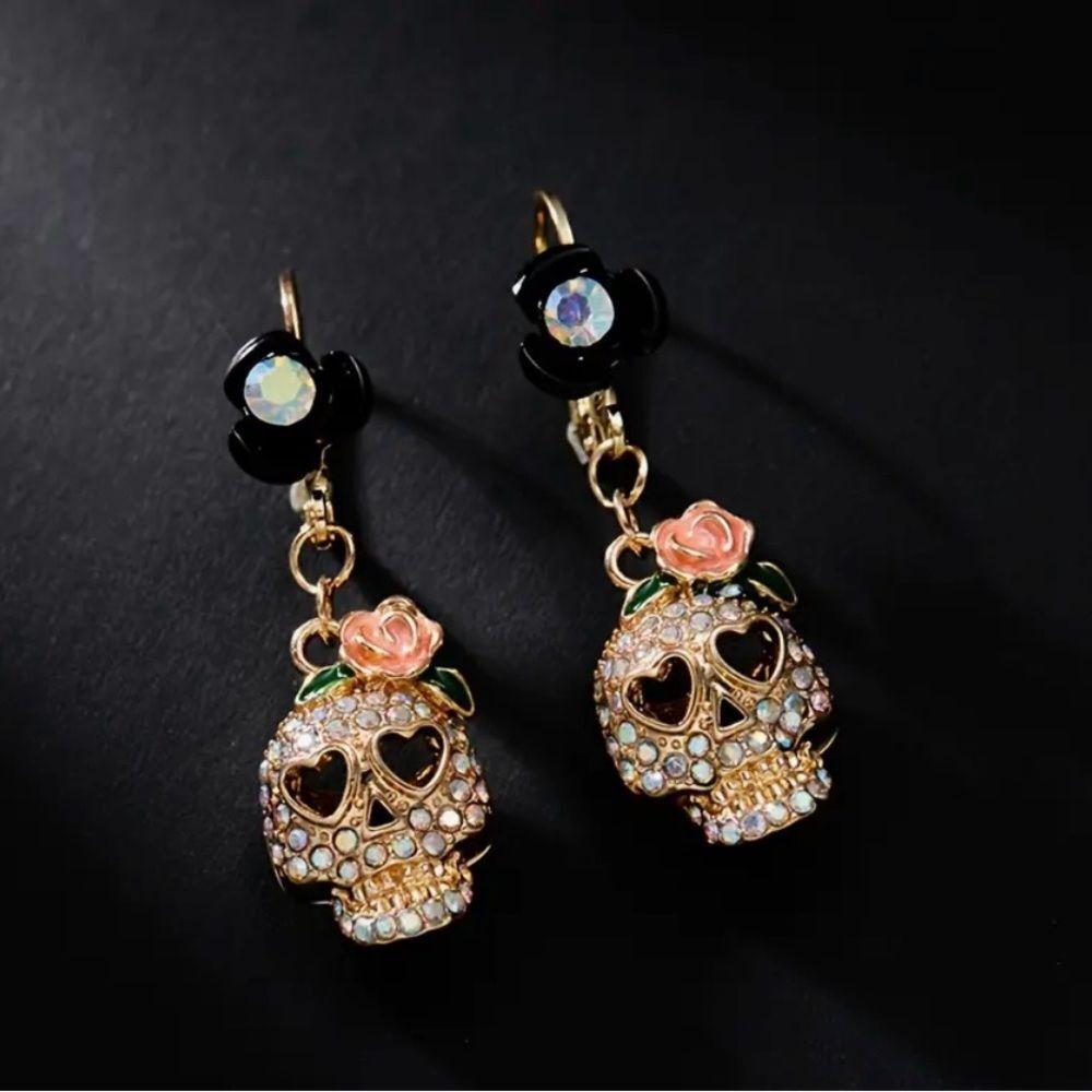💀 Betsey Johnson sparkling crystal sugar skull dangle earrings 💀